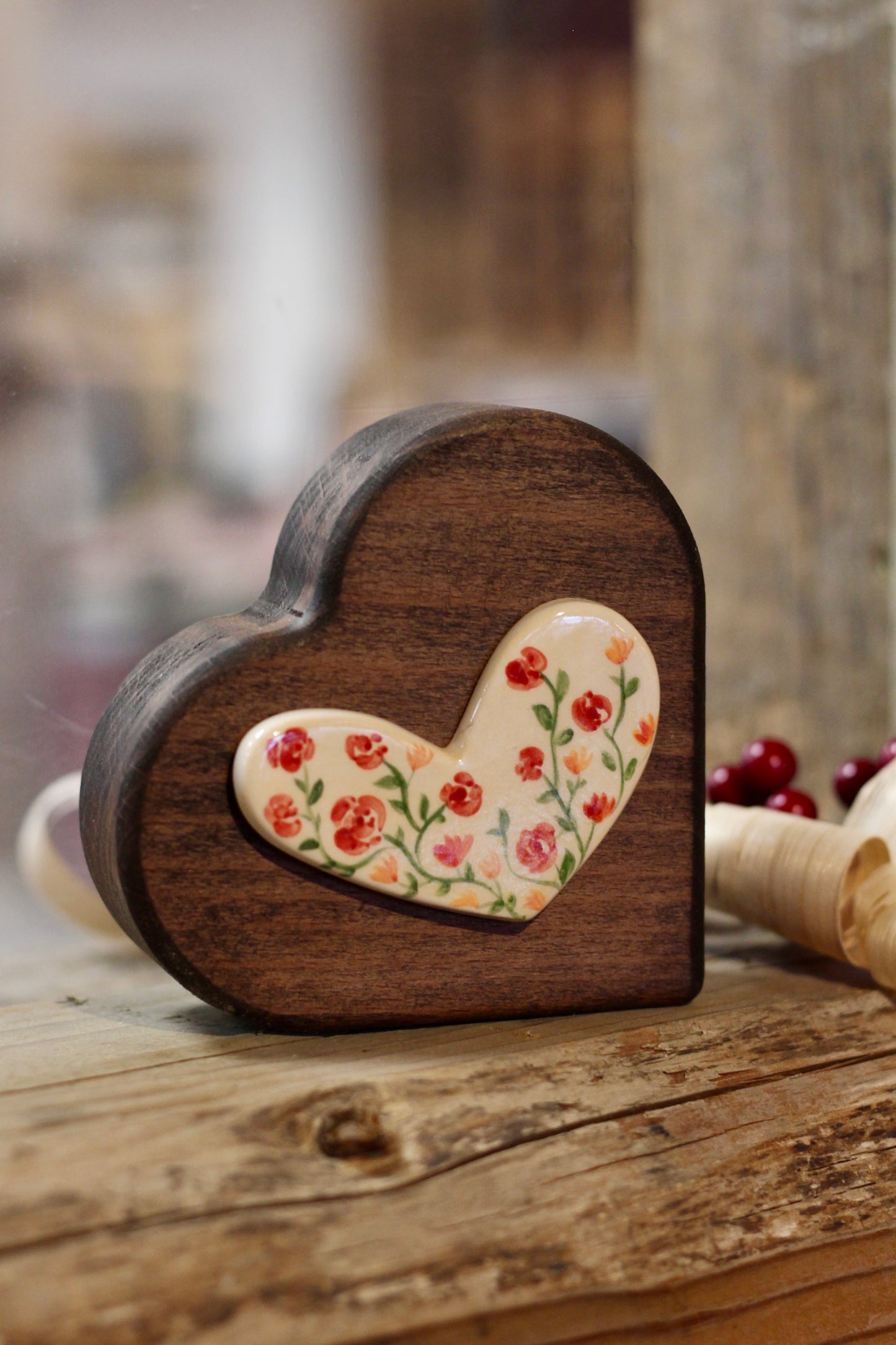 Cuoricino in faggio con ceramica floreale