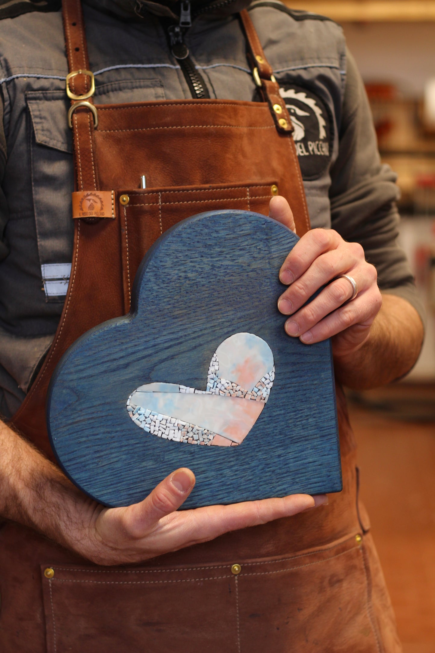 Grande cuore blu con mosaico