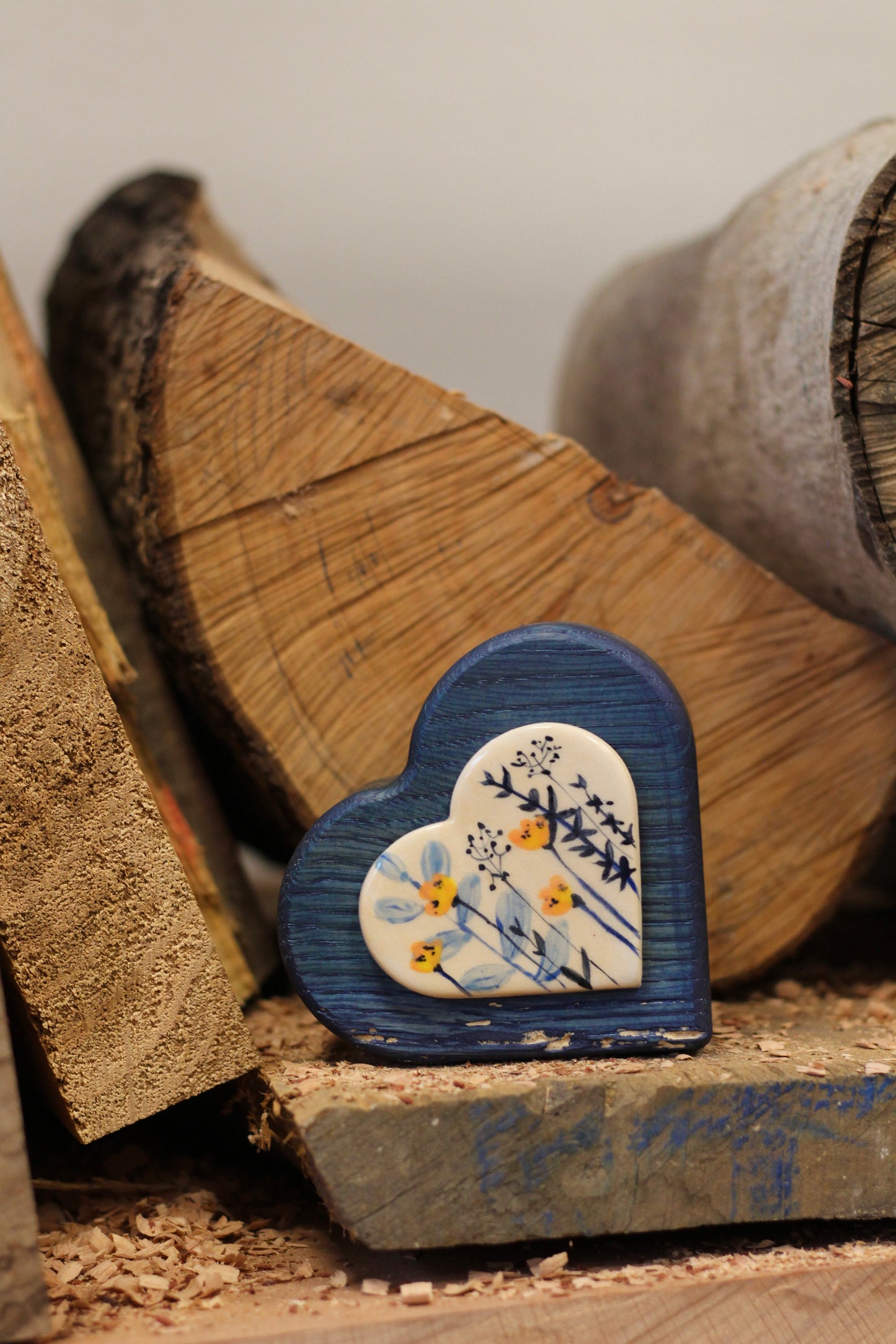 Cuoricino decorativo in rovere e ceramica dipinta a mano