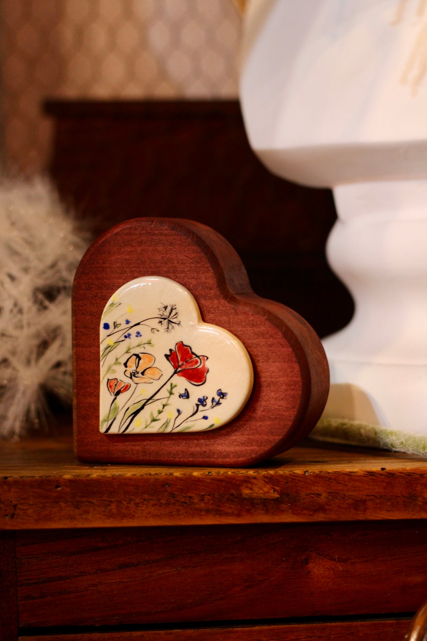 Cuoricino rosso con ceramica dipinta a mano