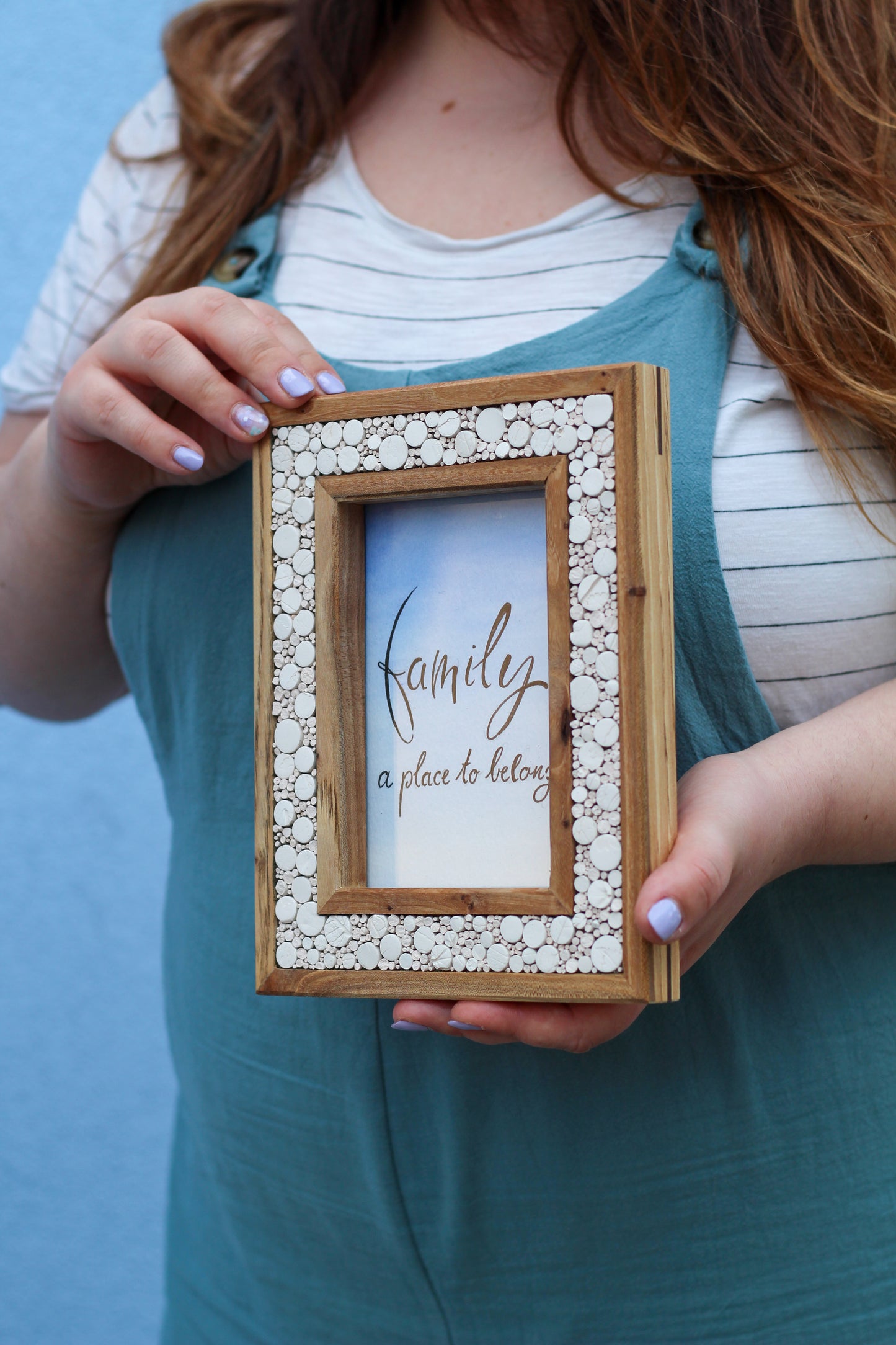 Cornice portafoto in legno e mosaico