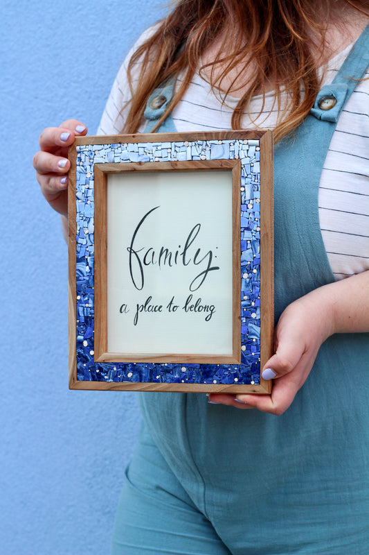 Cornice portafoto in legno e mosaico