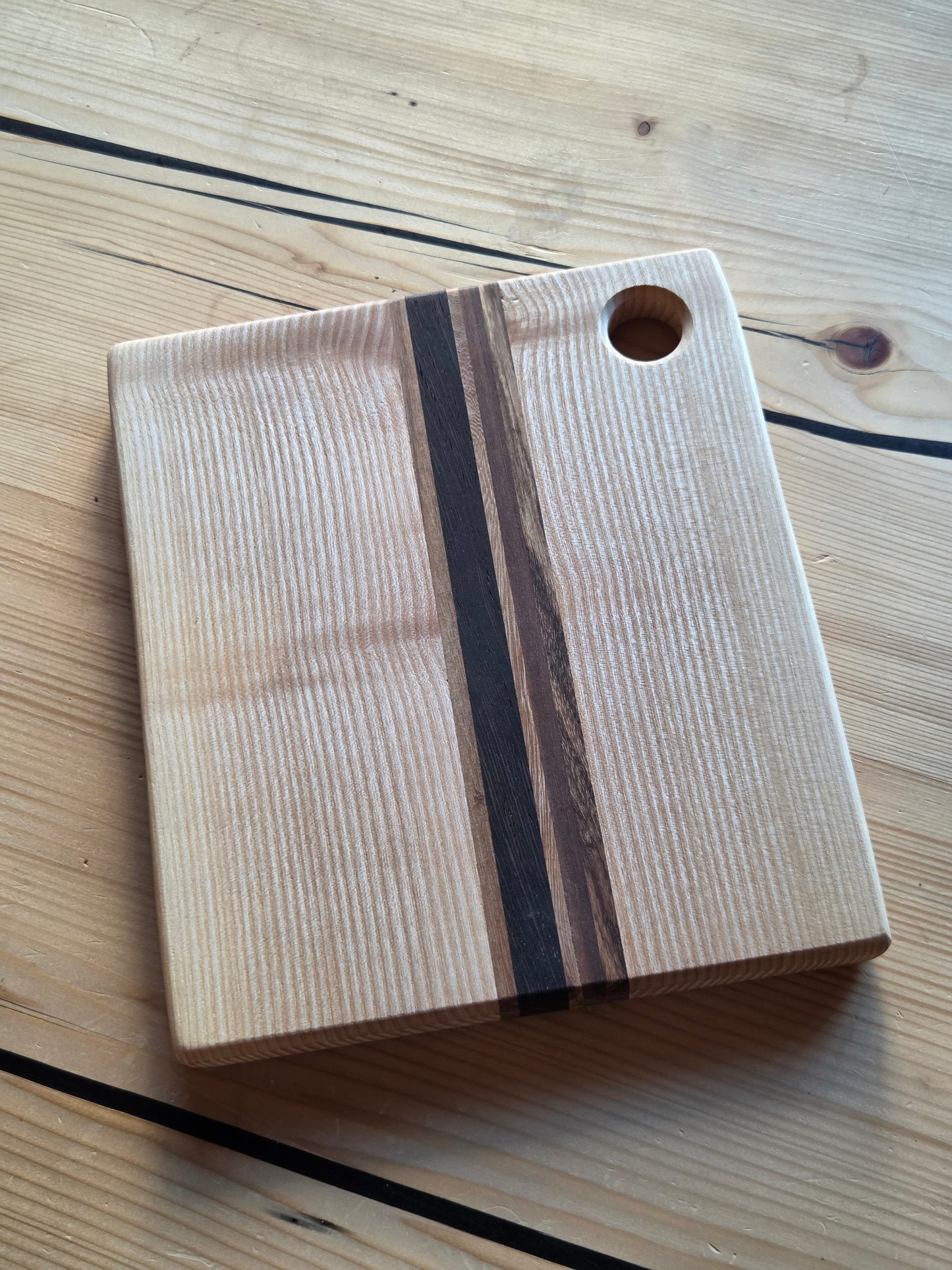Tagliere in frassino bordo naturale