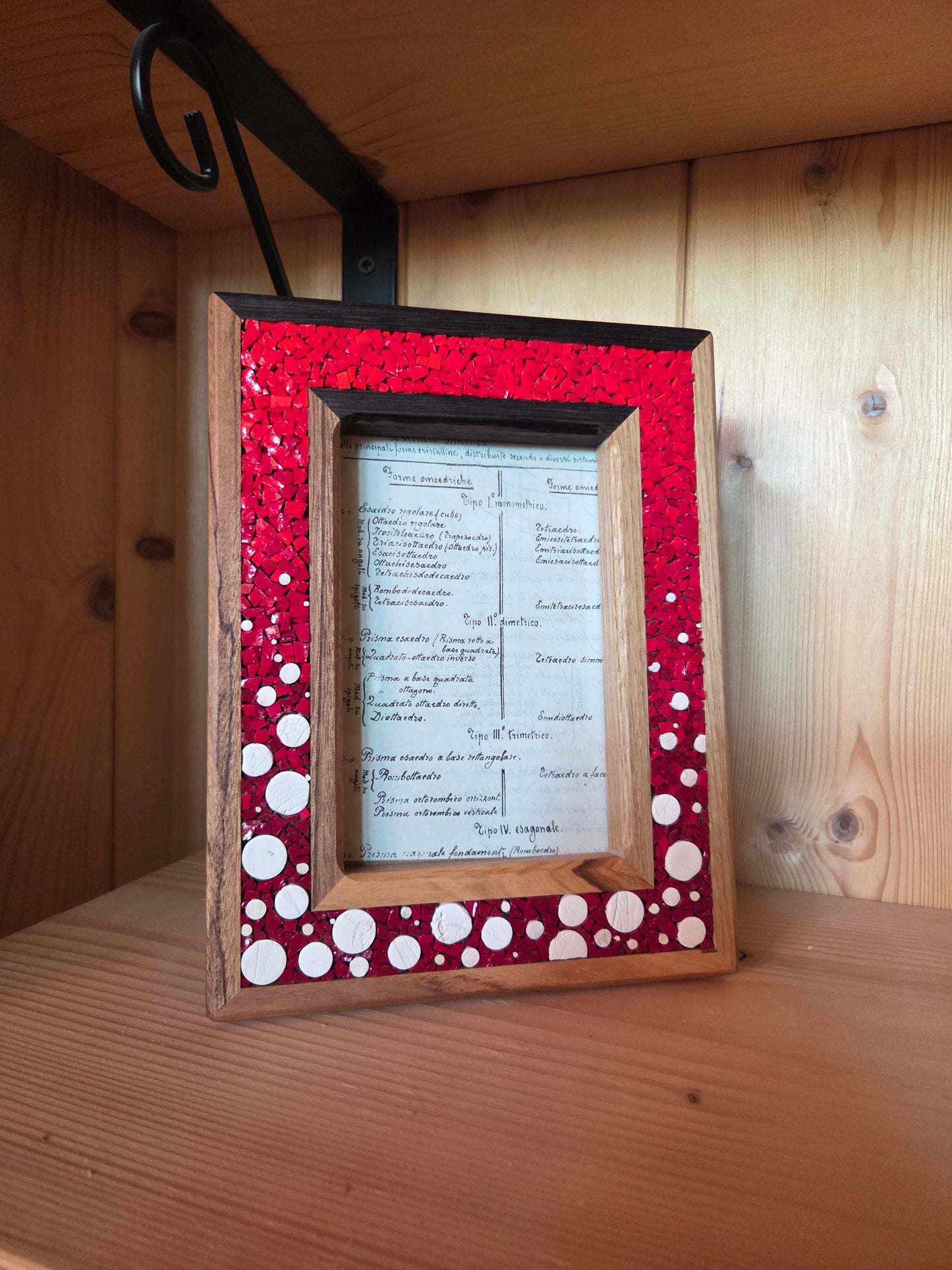 Cornice portafoto in legno e mosaico rosso/legni vari