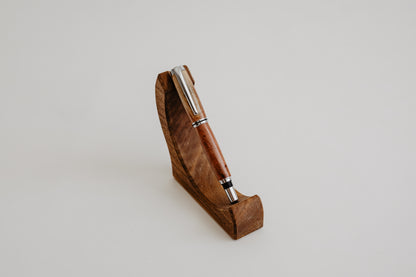 New Gentleman Fountain in legno di rosa banksiae