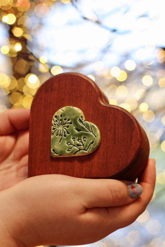 Cuoricino rosso con ceramica verde