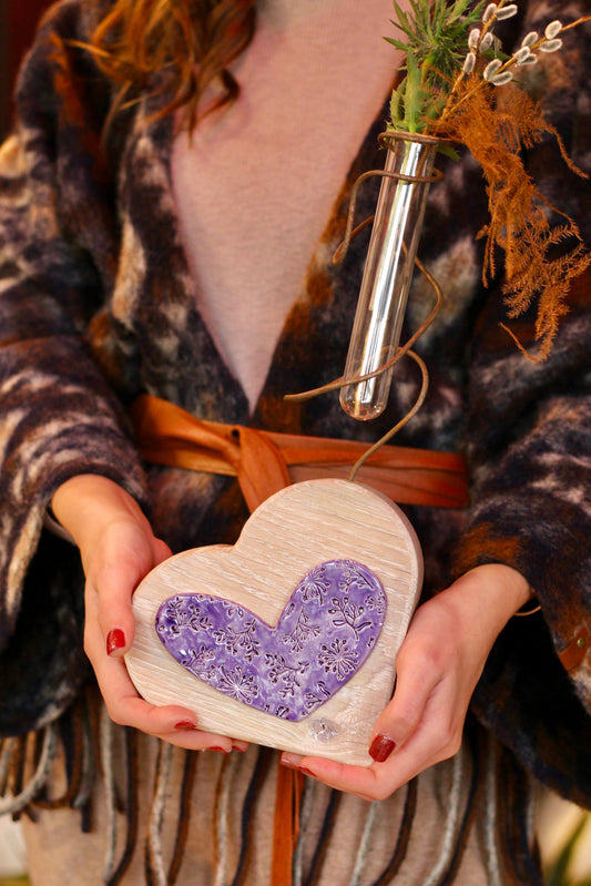 Cuore portafiala in rovere sbiancato e ceramica lilla
