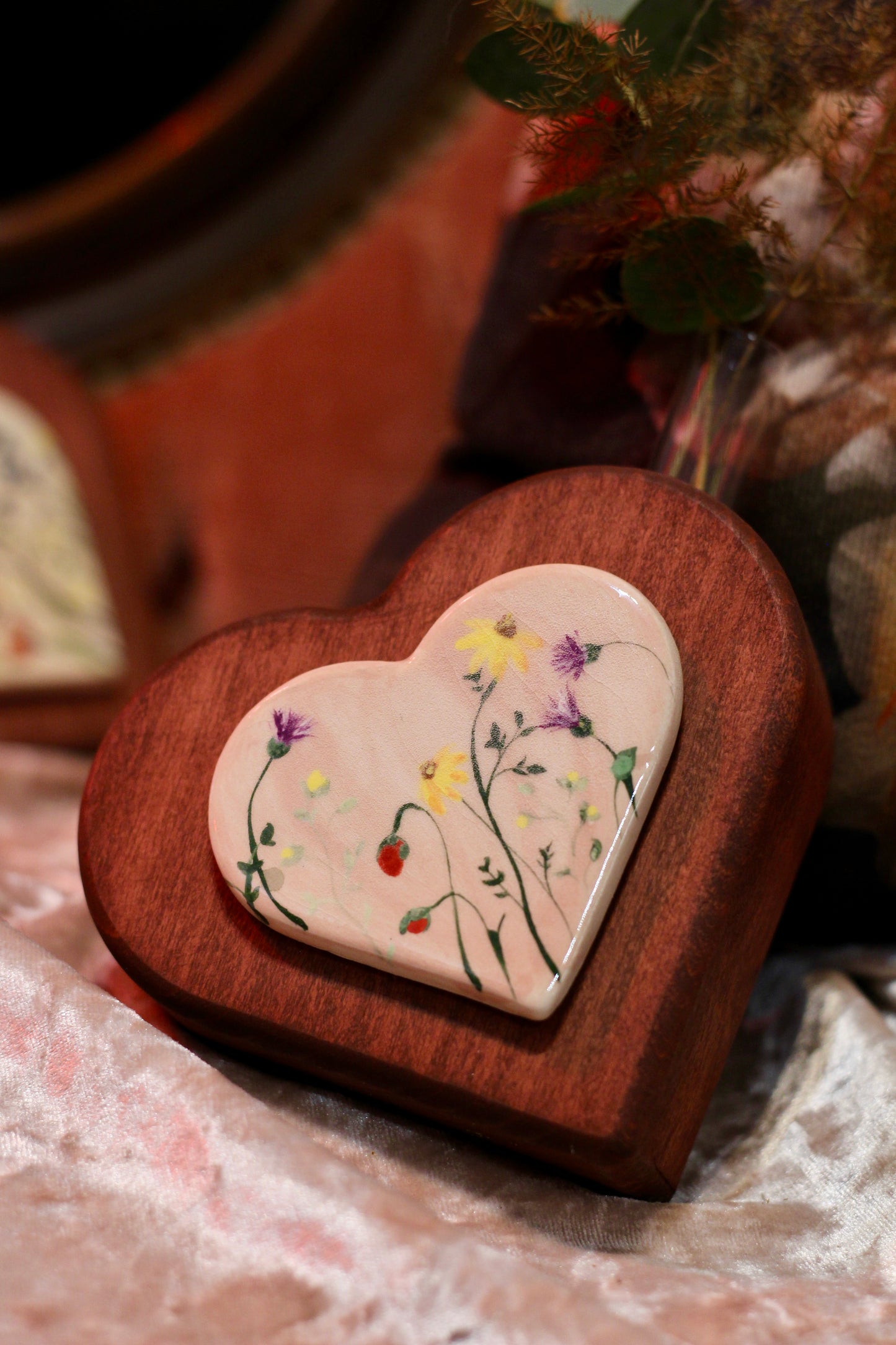 Cuoricino decorativo con ceramica dipinta a mano