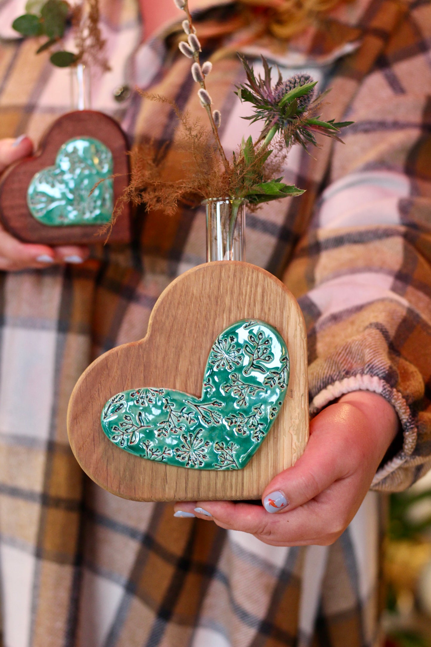 Cuore porta-fiala in rovere naturale e ceramica