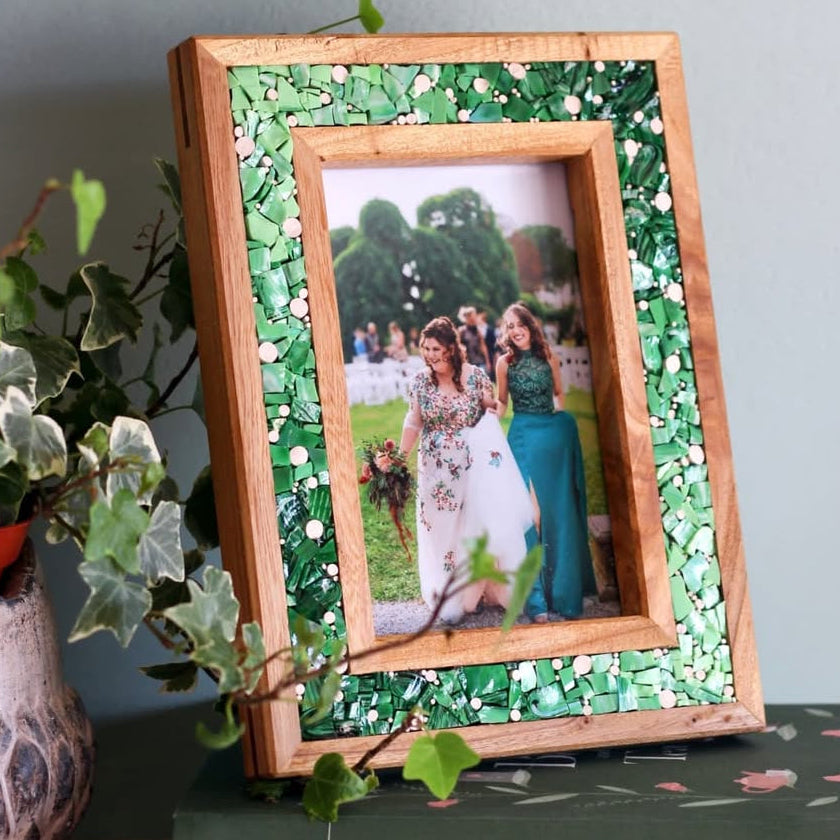 Cornice portafoto in legno e mosaico
