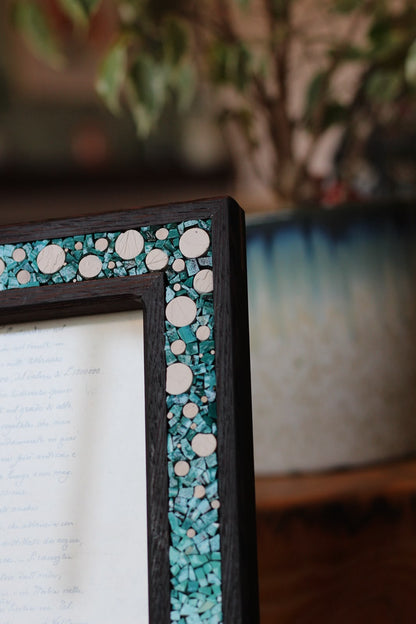 Cornice portafoto in legno e mosaico azzurro/wenge